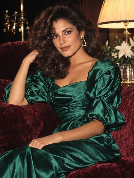 Cetim esmeralda, cachos soltos e luz de abajur. Glamour de fim de noite.